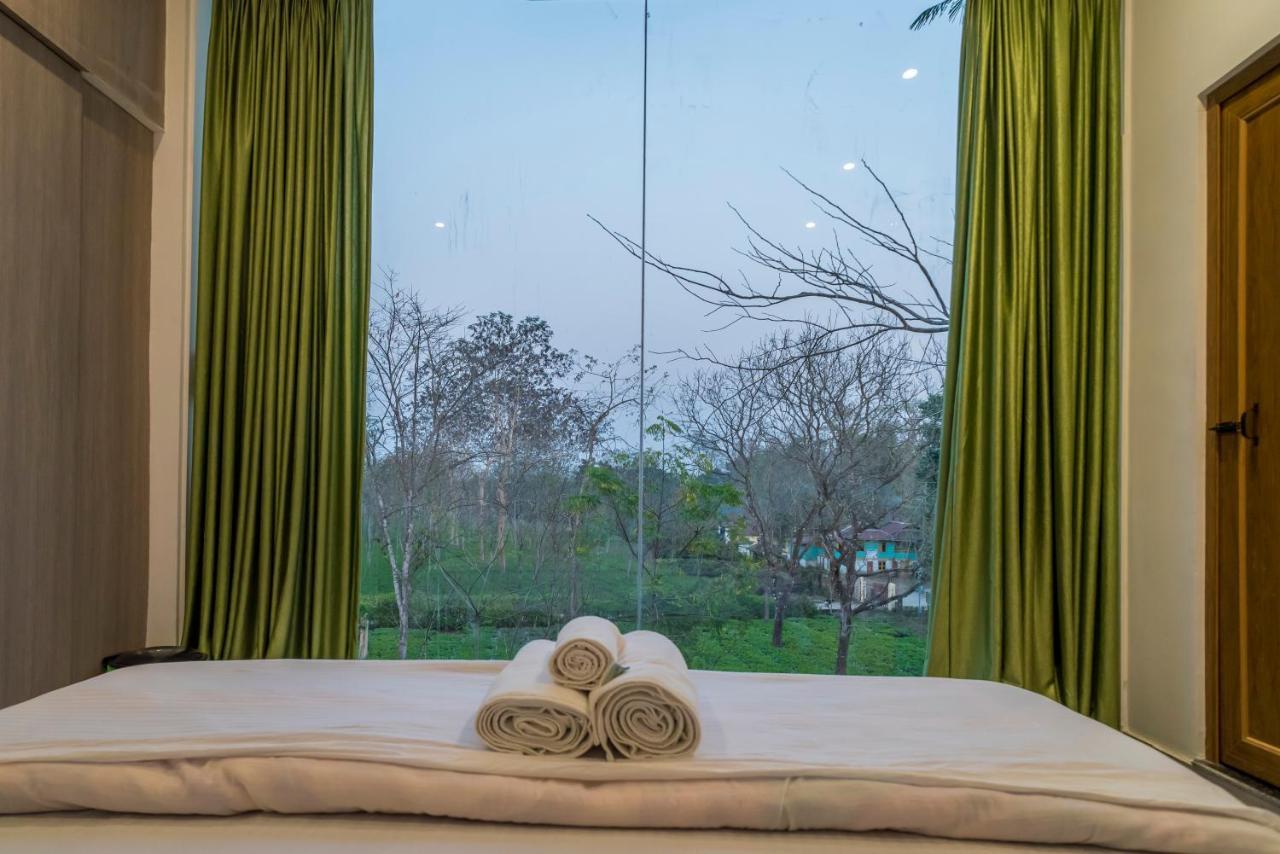 Hotel Tusker Tea County Chālsa Esterno foto