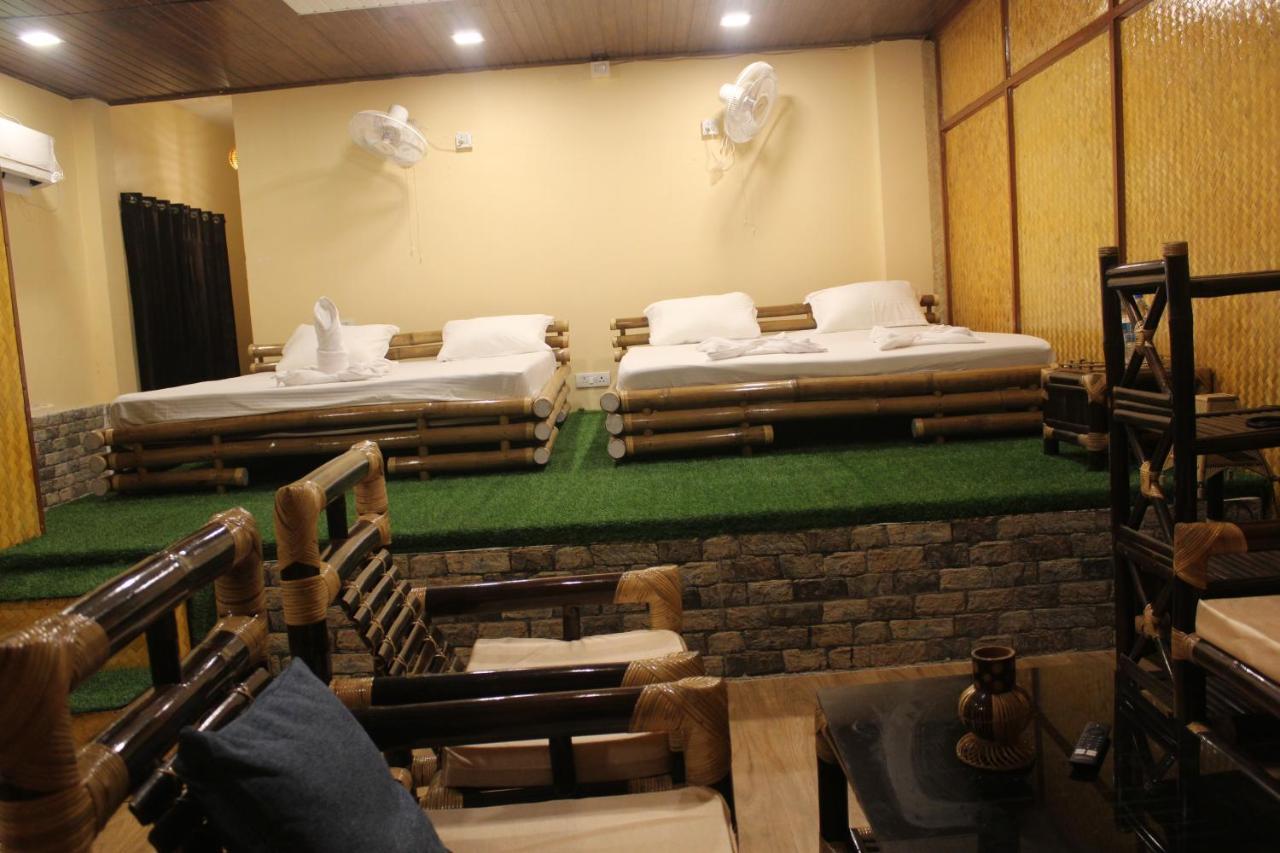 Hotel Tusker Tea County Chālsa Esterno foto