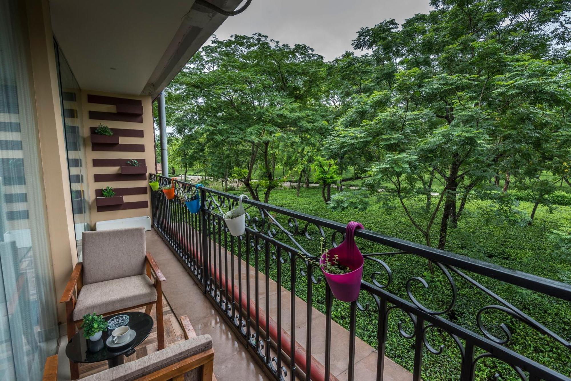 Hotel Tusker Tea County Chālsa Esterno foto
